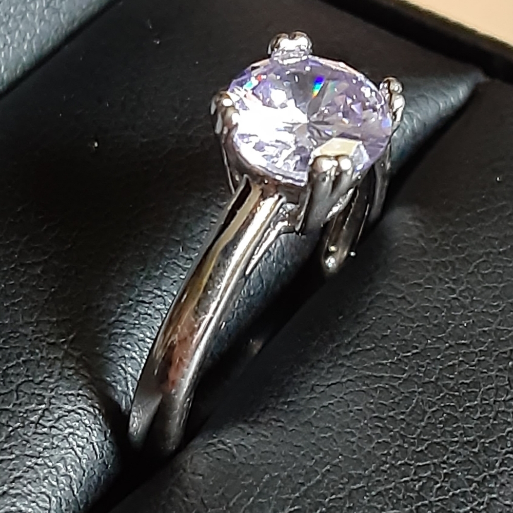 Single Hint of Purple Dimond Women's Ring Size: 6 - Picture 7 of 15